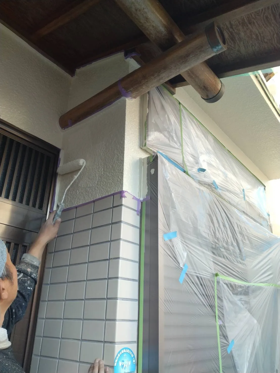 兵庫県宝塚市で外壁フル塗装の上塗を施工しました。