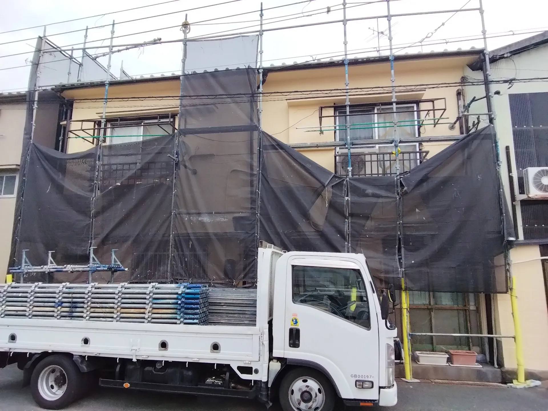 大阪府吹田市で外壁フル塗装の足場解体を施工しました。