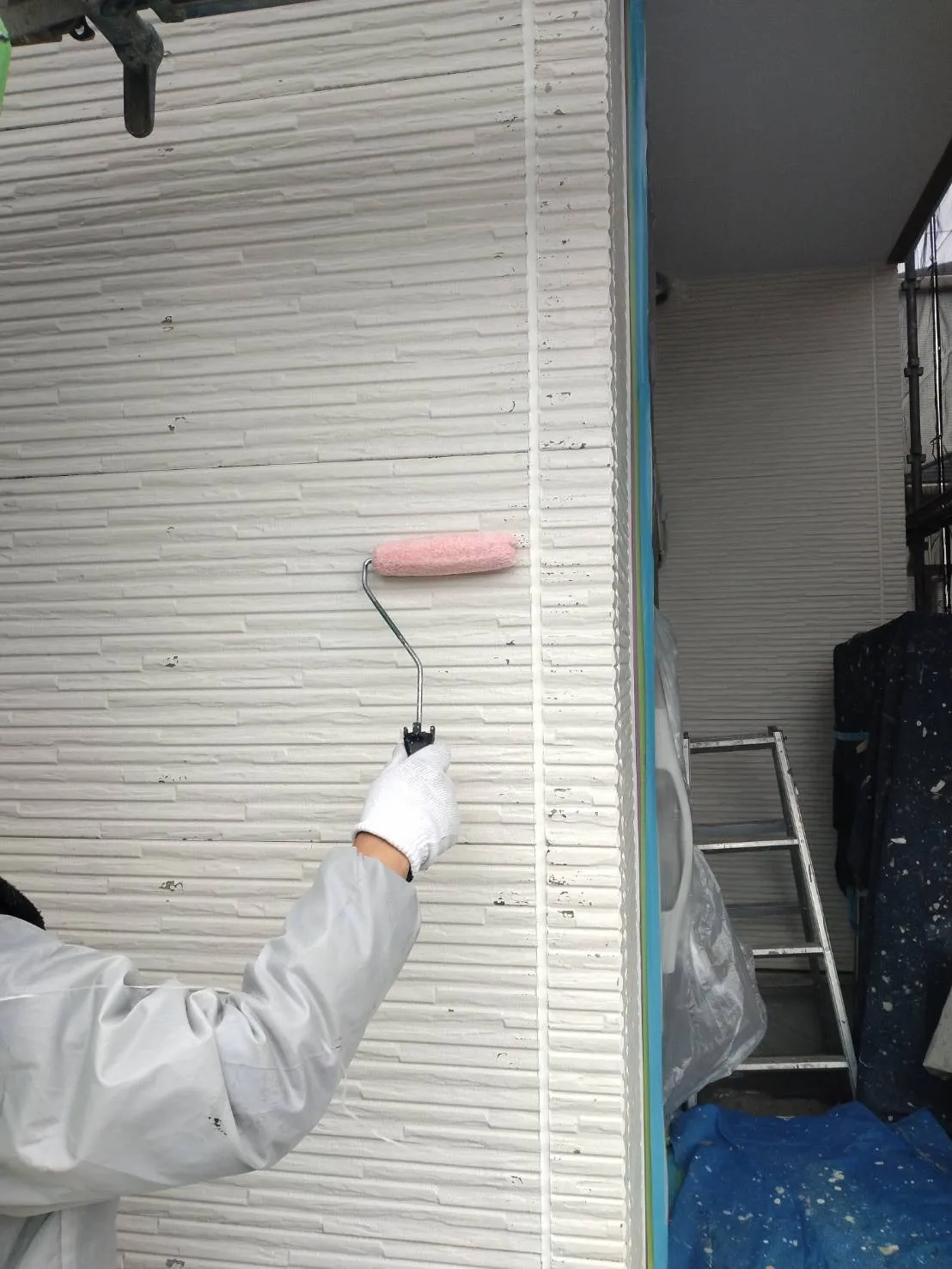 大阪府茨木市で外壁フル塗装の中塗を施工しました。