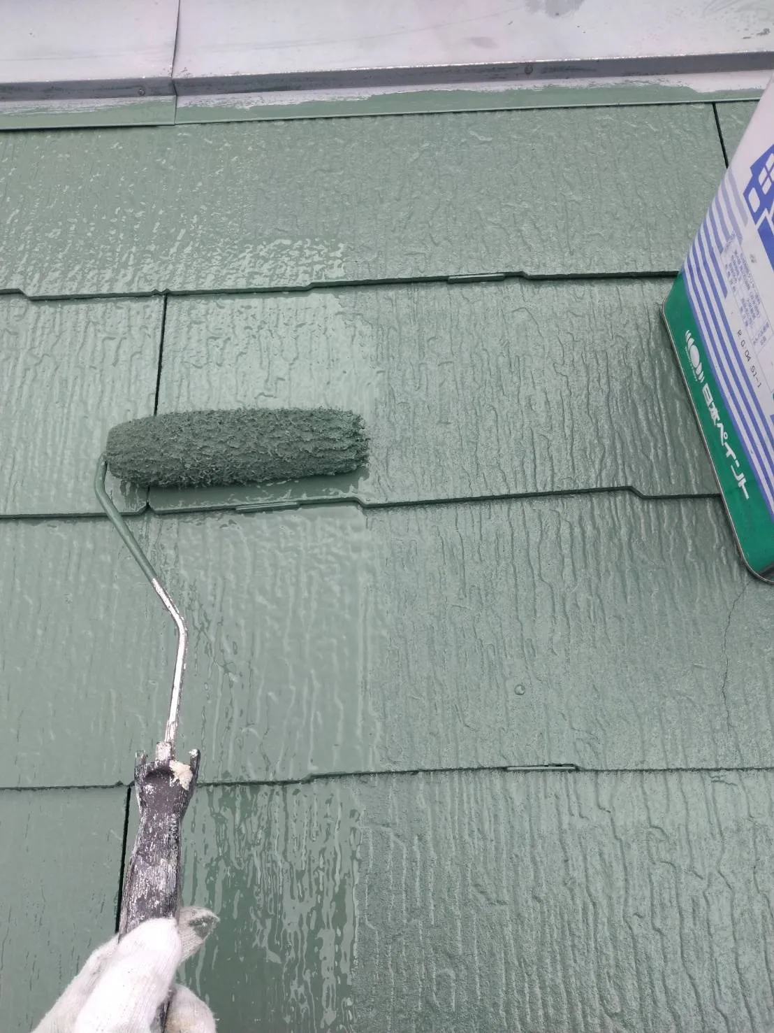 大阪府茨木市で屋根塗装工事の上塗を施工しました。